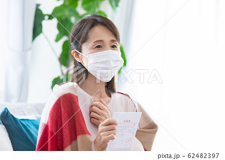 ミドル女性　体調不良 62482397