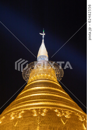 ミャンマー_シュエズィーゴンパゴダの夜景 62482556