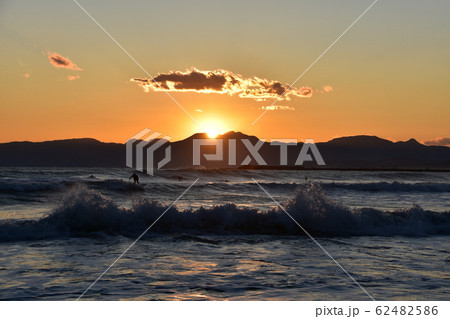 冬の茅ヶ崎海岸　夕日 62482586