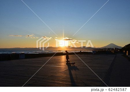 冬の茅ヶ崎海岸　夕日 62482587