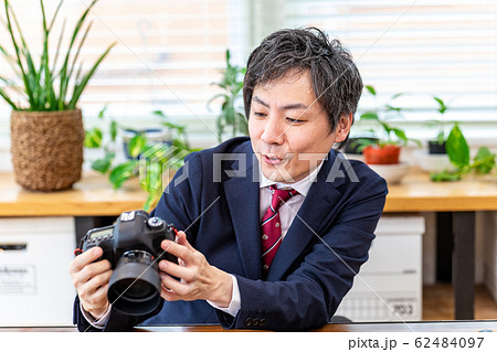カメラを持つ男性 62484097