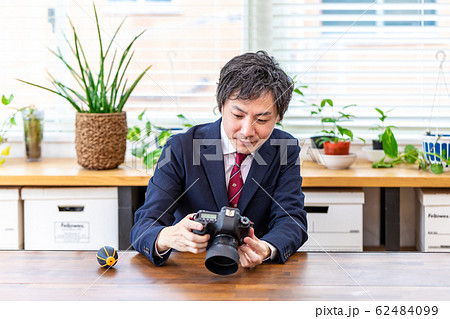 カメラを持つ男性 62484099