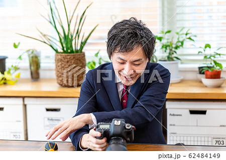 カメラを持つ男性 62484149
