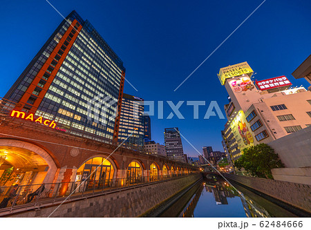 日本の東京都市景観 万世橋からマーチエキュートや神田川を望む・夜景（奥は御茶ノ水駅方向） 62484666