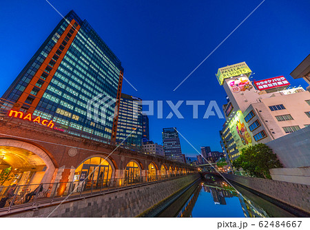 日本の東京都市景観 万世橋からマーチエキュートや神田川を望む・夜景（奥は御茶ノ水駅方向） 62484667