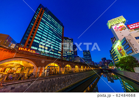 日本の東京都市景観 万世橋からマーチエキュートや神田川を望む・夜景（奥は御茶ノ水駅方向） 62484668