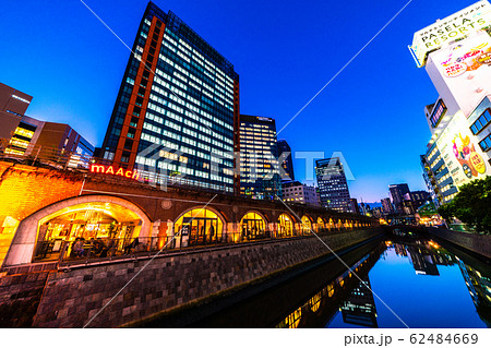 日本の東京都市景観 万世橋からマーチエキュートや神田川を望む・夜景（奥は御茶ノ水駅方向） 62484669