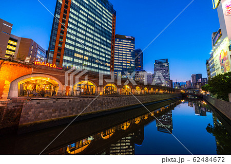 日本の東京都市景観 万世橋からマーチエキュートや神田川を望む・夜景（奥は御茶ノ水駅方向） 62484672