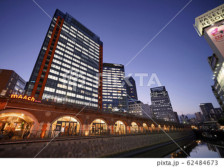 日本の東京都市景観 万世橋からマーチエキュートや神田川を望む・夜景(奥は御茶ノ水駅方向) 日本の東京都市景観 万世橋からマーチエキュートや神田川を望む・夜景(奥は御茶ノ水駅方向) 62484673