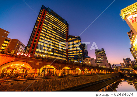 日本の東京都市景観 万世橋からマーチエキュートや神田川を望む・夜景（奥は御茶ノ水駅方向） 62484674