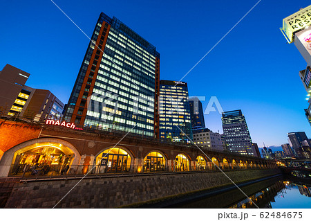 日本の東京都市景観 万世橋からマーチエキュートや神田川を望む・夜景（奥は御茶ノ水駅方向） 62484675