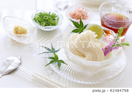 氷の器でそうめん 62484798