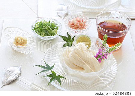 氷の器でそうめん 氷の器でそうめん 62484803