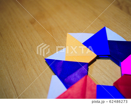 折り紙 風車 机 テーブル コピースペースの写真素材