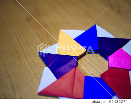 折り紙 風車 机 テーブル コピースペースの写真素材