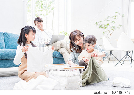 若い4人家族、仲良し 若い4人家族、仲良し 62486977