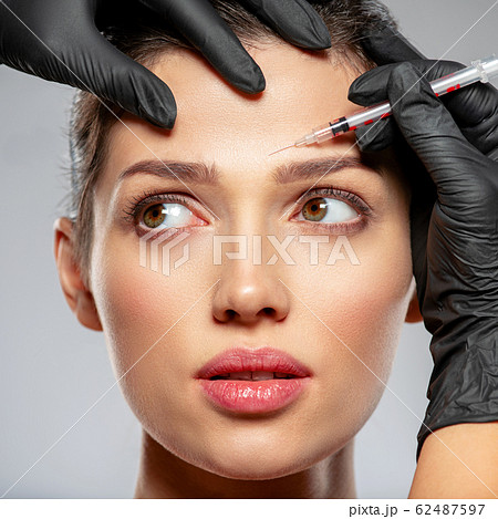 Caucasian woman getting botox cosmetic injection 62487597