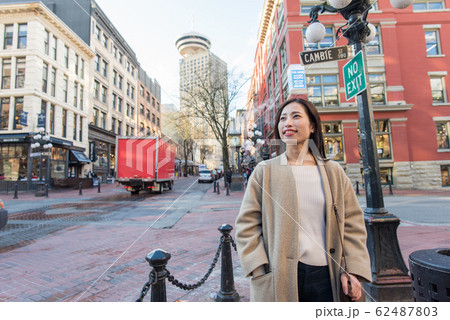 カナダの街を散策する日本人女性 カナダの街を散策する日本人女性 62487803