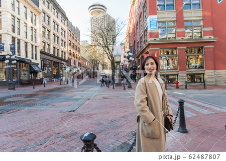 カナダの街を散策する日本人女性 カナダの街を散策する日本人女性 62487807