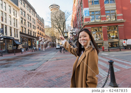 カナダの街を散策する女性 カナダの街を散策する女性 62487835