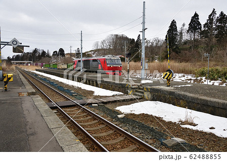 冬の北海道八雲町JR山越駅を通過する貨物列車の風景を撮影 冬の北海道八雲町JR山越駅を通過する貨物列車の風景を撮影 62488855