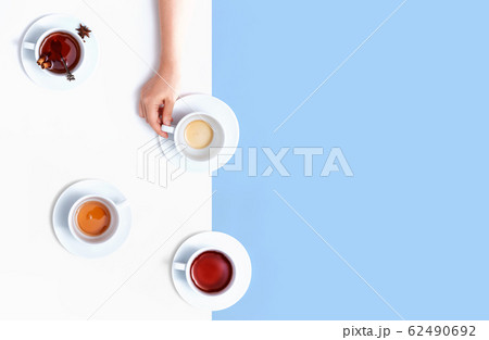 Female hand holding a tea cup 62490692