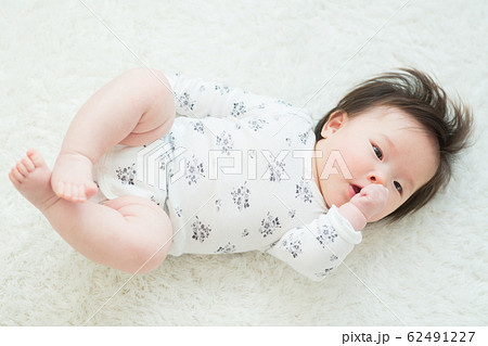 ４ヶ月のかわいい赤ちゃん 62491227