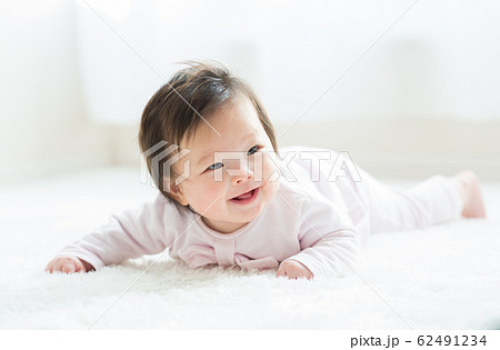 4ヶ月のかわいい赤ちゃん 4ヶ月のかわいい赤ちゃん 62491234