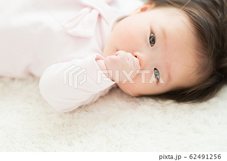 ４ヶ月のかわいい赤ちゃん 62491256