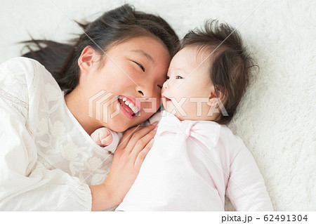 ４ヶ月のかわいい赤ちゃん 62491304