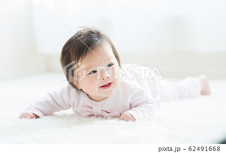 ４ヶ月のかわいい赤ちゃんの写真素材