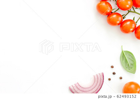 Green salad with tomato and fresh vegetables 62493152