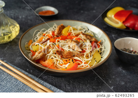 Vegan noodels with soya meat and vegetables 62493265