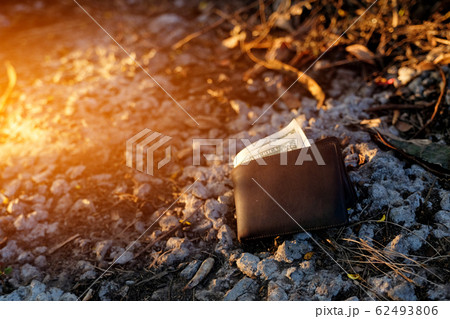 A man lost wallet on the ground 62493806