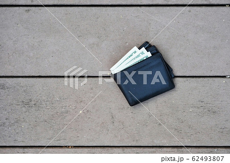 A man lost wallet on the ground 62493807