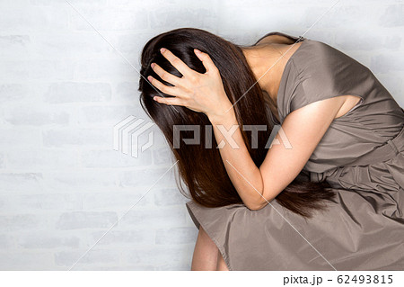 頭を抱える女性 頭を抱える女性 62493815