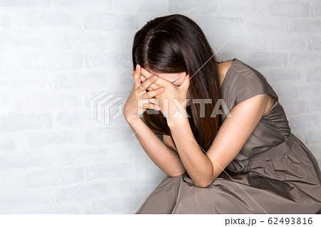 頭を抱える女性 頭を抱える女性 62493816
