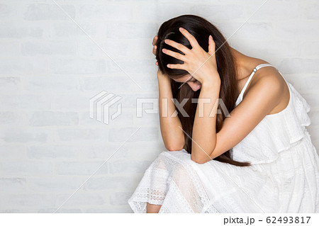 頭を抱える女性 頭を抱える女性 62493817