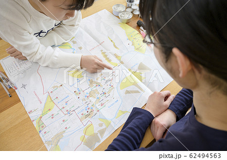 避難経路の確認をする家族 62494563