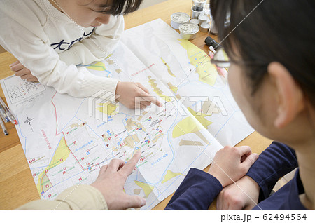 避難経路の確認をする家族 62494564