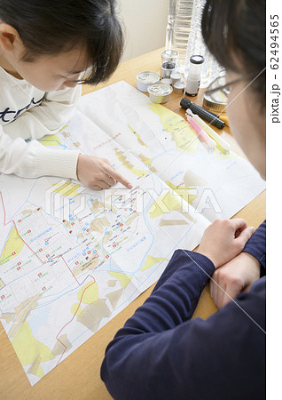 避難経路の確認をする家族 避難経路の確認をする家族 62494565