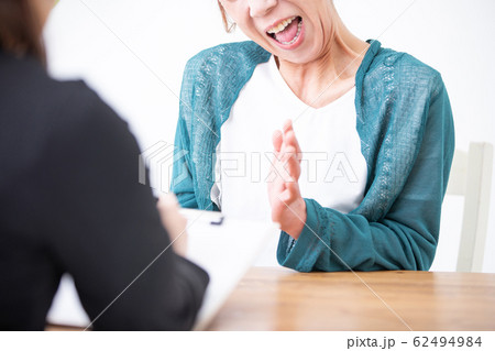 カウンセリングを受ける中高年の女性 62494984