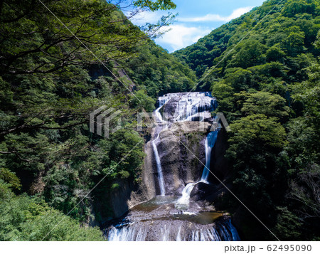 袋田の滝 茨城県観光名所 8月の情景 マイナスイオンでリラックス効果 晴天の写真素材