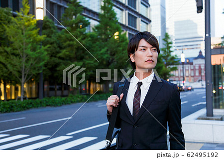 ビジネス　夜　男性　ビジネスマン 62495192