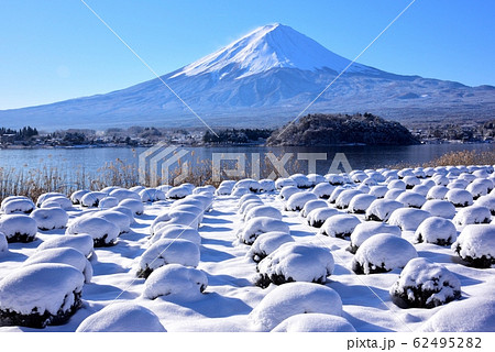河口湖の雪景色 62495282