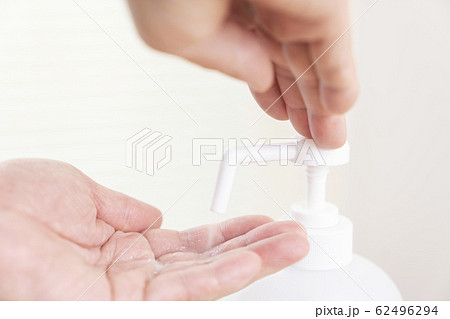 手指消毒イメージ　アルコール消毒　ボディパーツ　パーツカット　顔なし 62496294