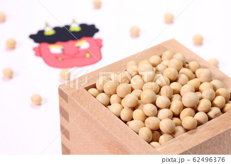 枡に入った大豆と赤鬼 62496376