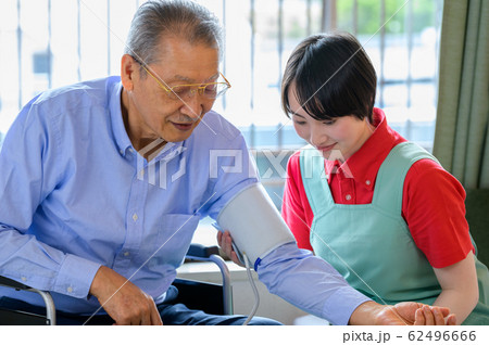 介護イメージ　血圧を測る 62496666