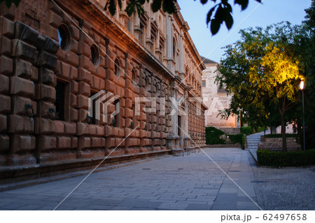 夕刻のアルハンブラ宮殿 夕刻のアルハンブラ宮殿 62497658