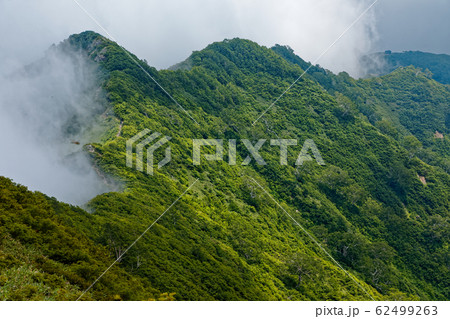 飯豊連峰・三国岳から見る雲湧く地蔵山への稜線 62499263